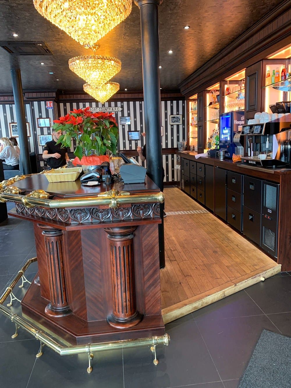 Comptoir et décoration du pub Au Bureau Nice