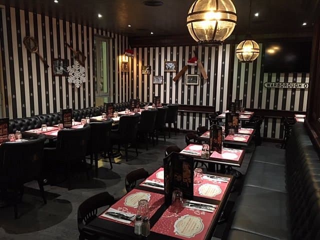 Tables et banquettes de la salle du restaurant Au Bureau Nice